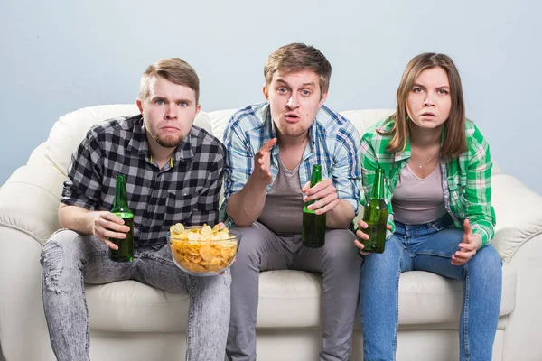 Futbol Dünya Kupası kavramı - genç arkadaşlar içki bira ve futbol için tezahürat