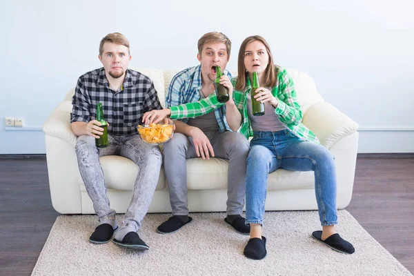 Futbol Dünya Kupası kavramı - genç arkadaşlar içki bira ve futbol için tezahürat