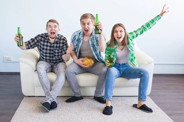 Futbol Dünya Kupası kavramı - genç arkadaşlar içki bira ve futbol için tezahürat