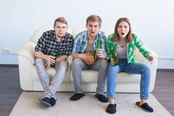 Futbol Dünya Kupası kavramı - genç arkadaşlar içki bira ve futbol için tezahürat