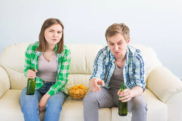 Futbol Dünya Kupası kavramı - televizyonda spor maç izlerken kanepe oturan arkadaş çift