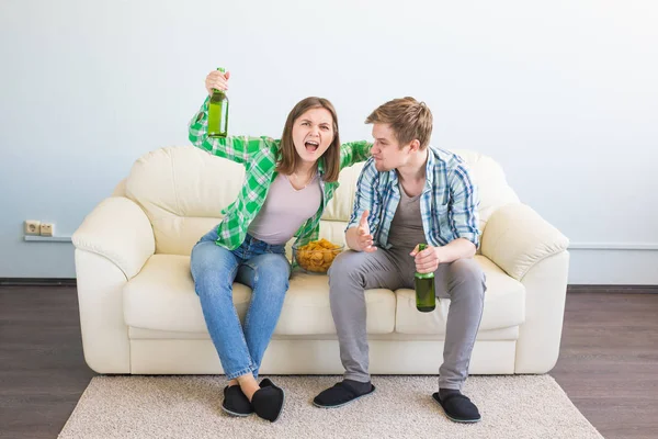 Futbol Dünya Kupası kavramı - televizyonda spor maç izlerken kanepe oturan arkadaş çift