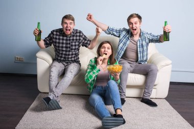 Futbol Dünya Kupası kavramı - spor birlikte izlerken arkadaş grubu.