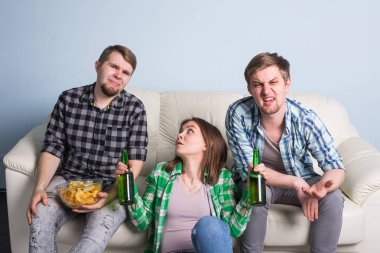 Futbol Dünya Kupası kavramı - spor birlikte izlerken arkadaş grubu