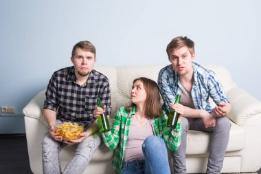 Futbol Dünya Kupası kavramı - genç arkadaşlar içki bira ve futbol için tezahürat