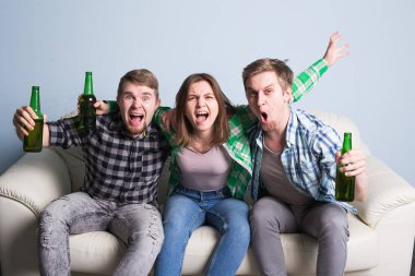 Futbol Dünya Kupası kavramı - spor birlikte izlerken arkadaş grubu