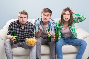 Futbol Dünya Kupası kavramı - genç arkadaşlar içki bira ve futbol için tezahürat