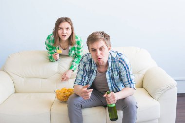 Futbol Dünya Kupası kavramı - genç arkadaşlar içki bira ve futbol için tezahürat