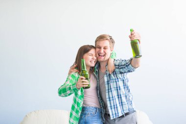 Futbol Dünya Kupası kavramı - genç arkadaşlar içki bira ve futbol için tezahürat