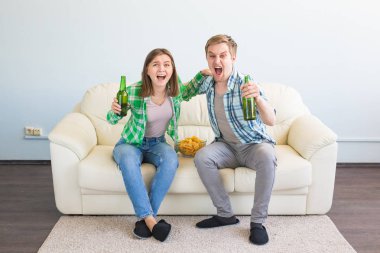 Futbol Dünya Kupası kavramı - genç arkadaşlar içki bira ve futbol için tezahürat