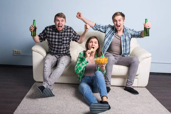 Futbol Dünya Kupası kavramı - spor birlikte izlerken arkadaş grubu.