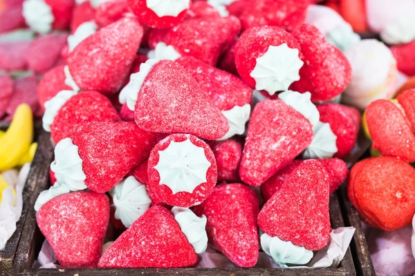Godis i form av jordgubbar barn älskar det. — Stockfoto