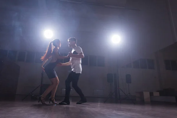 Ativo adultos felizes bachata dançando juntos na aula de dança — Fotografia de Stock