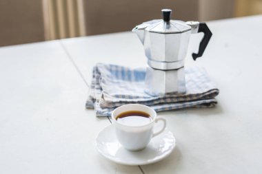 Birçok kişi sabah kahve yapmak için geleneksel ayini