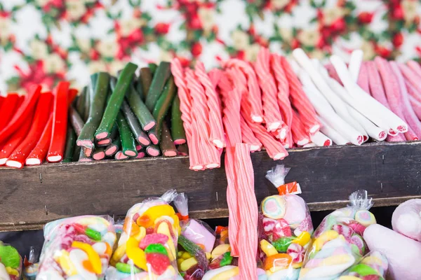Eine perfekte Auswahl an wunderbaren Süßigkeiten in jeder Form und Farbe — Stockfoto