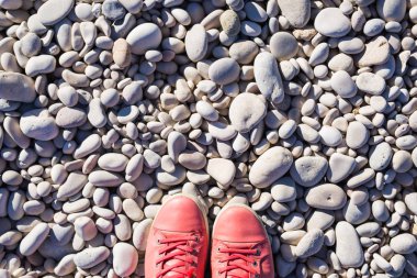 Çakıl taşları, üstten görünüm üzerinde kırmızı spor ayakkabılar