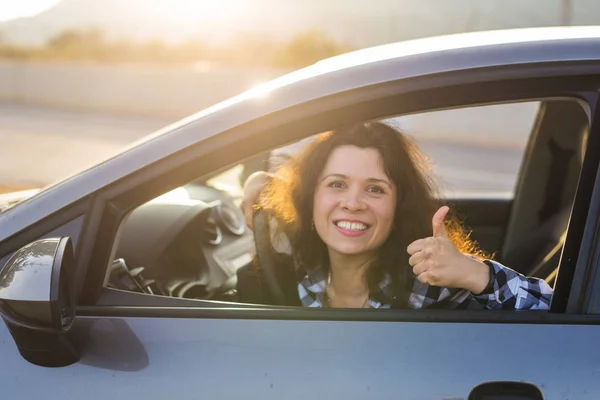 Šťastná Žena Ukazuje Palcem Řízení Nové Auto — Stock fotografie