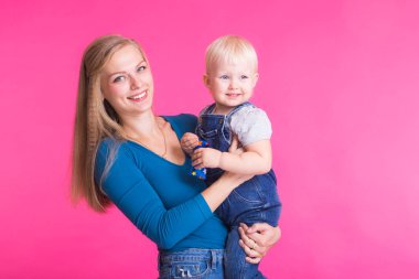 Tuhaf ailenin pembe bir arka plan üzerinde. Anne ve kızı kızı. Anne ve çocuk eğleniyor musun.