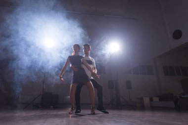 Genç çift Latin dans Bachata, merengue, salsa dans. Dans dersi iki zerafet poz