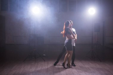 Genç çift dans sosyal danse kizomba veya bachata seviyorum.