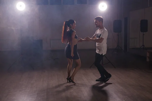 Activos adultos felices bailando bachata juntos en clase de baile — Foto de Stock