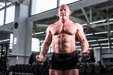 İçinde jimnastik salonu kas vücut geliştirmeci adam