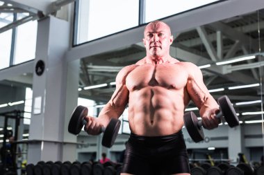 Vücut geliştirmeci adam mükemmel pazı, triceps ve göğüs jimnastik salonu