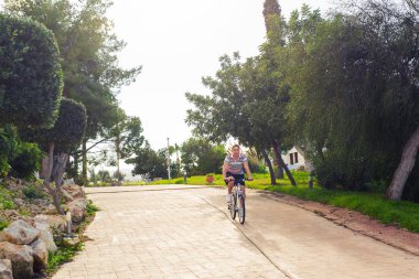 Yakışıklı genç adam Bisiklet ve kask Park güneşli