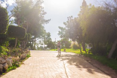 Genç bir adam bir parkta Bisiklete binmek