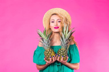 Moda portre ananas pembe bir arka plan üzerinde genç güzel kadın