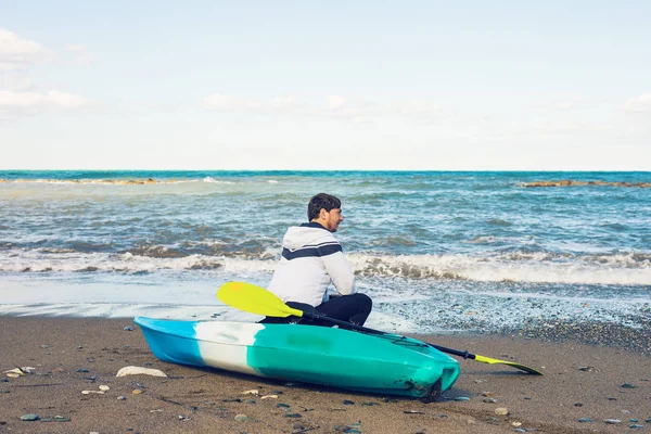 Deportes acuáticos de verano. Guapo atlético hombre con sexy cuerpo celebración transparente canoa kayak . — Foto de Stock