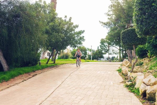 Genç bir adam bir parkta Bisiklete binmek