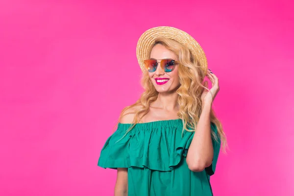 Retrato de estúdio de moda da menina glamour, roupas elegantes óculos de sol no fundo rosa com copyspace — Fotografia de Stock