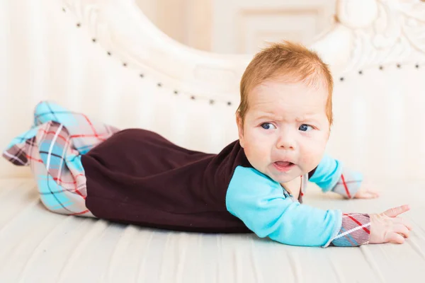 Söta nyfödda baby boy i soliga rum — Stockfoto