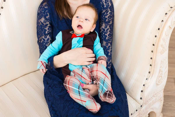 Mor innehav förtjusande baby son — Stockfoto