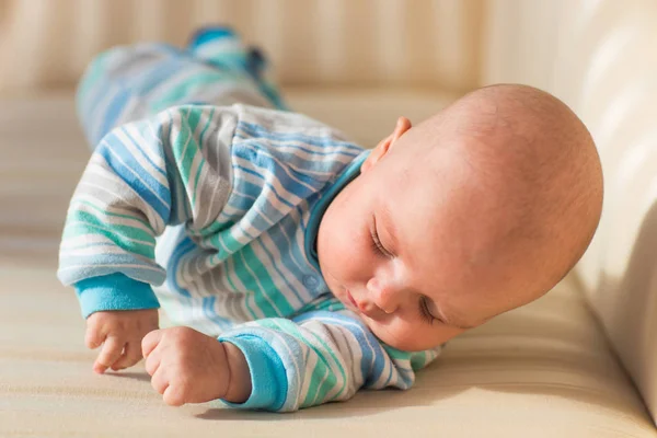 Retrato de un bebé recién nacido lindo —  Fotos de Stock