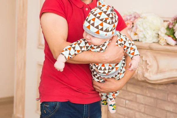 Padre che tiene in braccio suo figlio neonato — Foto Stock