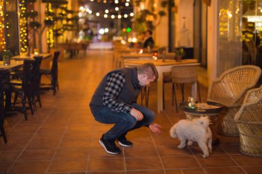 Kayıp köpek bulunan genç adam