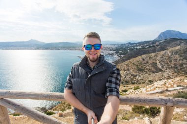 Genç adamın bir selfie tatili sırasında Coast'ta alır