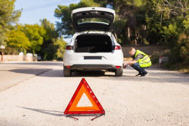 Yolda araba sorun acil bir işareti koymak gerekir