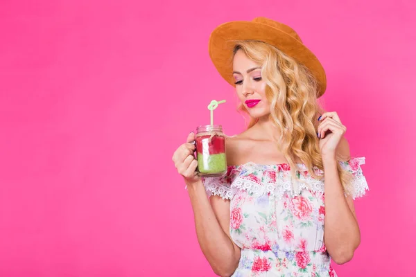 Młoda piękna kobieta z zielony smoothie na różowym tle z lato — Zdjęcie stockowe