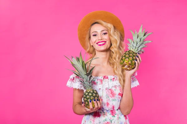 행복 한 여자, copyspace와 핑크 배경 위에 파인애플의 초상화. 여름, 다이어트와 건강 한 라이프 스타일 개념 — 스톡 사진