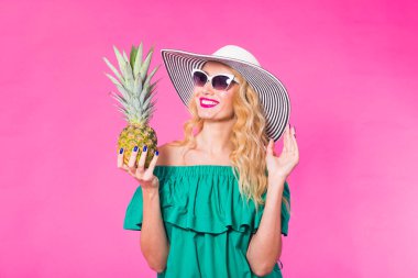 Moda portre ananas pembe bir arka plan üzerinde genç güzel kadın