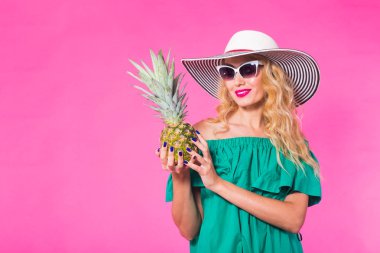 Moda portre ananas pembe bir arka plan üzerinde genç güzel kadın.