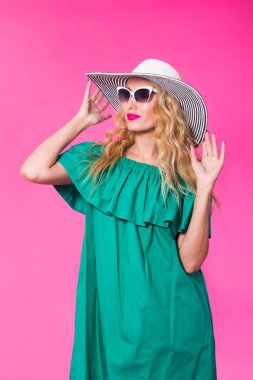 Güzellik mutlu moda model kadın güneş gözlüğü takıyor. Olumlu duyguları ifade etme, gülümse.