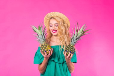 Mutlu kadın ve pembe bir arka plan üzerinden pineapple portresi. Yaz, diyet ve sağlıklı yaşam konsepti