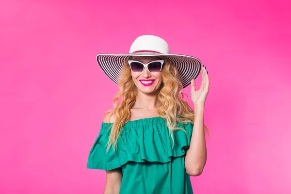 Fashion studio portret glamour Girl, ubrania stylowe okulary na różowym tle z lato — Zdjęcie stockowe