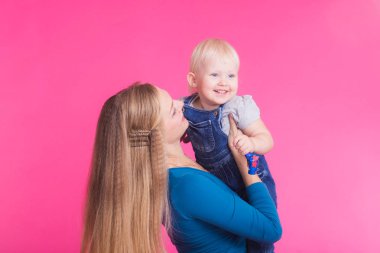 Anne ve kızı, pembe arka plan izole eğleniyor