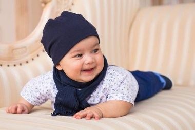 Güneşli odada erkek sevimli yeni doğan bebek