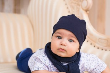 Güneşli odada erkek sevimli yeni doğan bebek